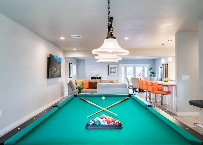 Stylish Scottsdale & Pool Table Holiday home