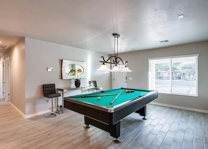 Stylish Scottsdale & Pool Table Holiday home